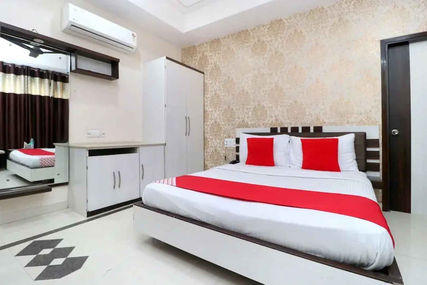 OYO 28122 Hotel C M Plaza