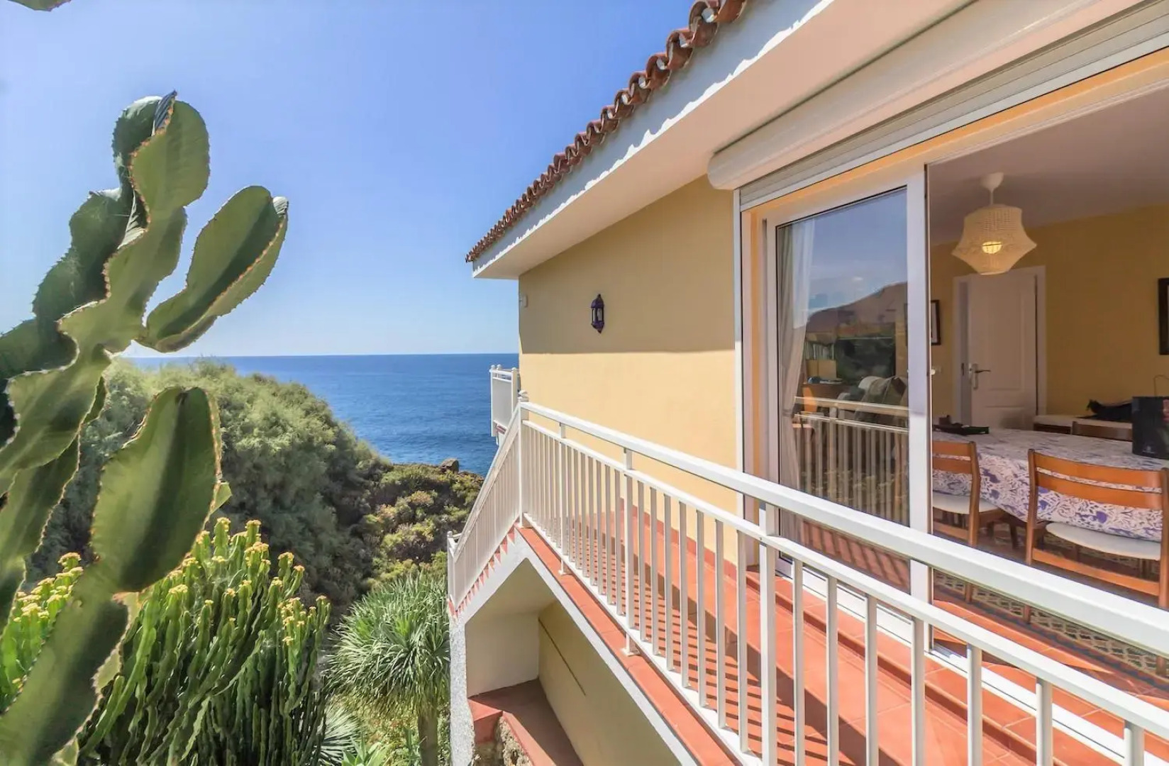 Villa in protected space in front of the sea