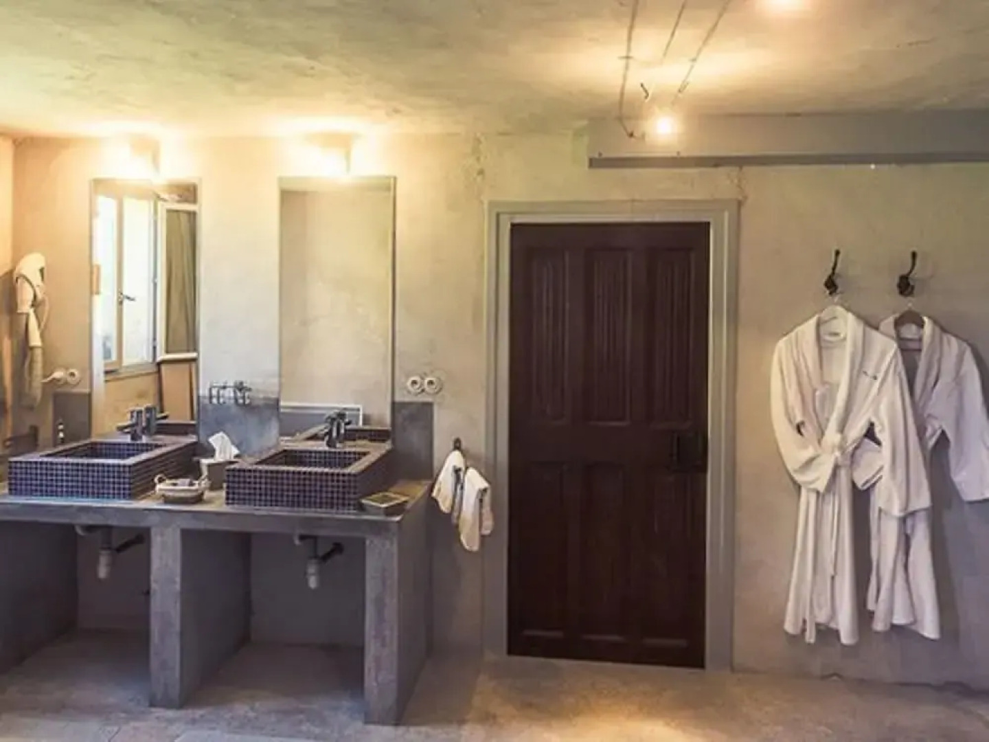 Gorgeous Manor With Private Heated Swimming Pool, in the Heart of an oak Forest