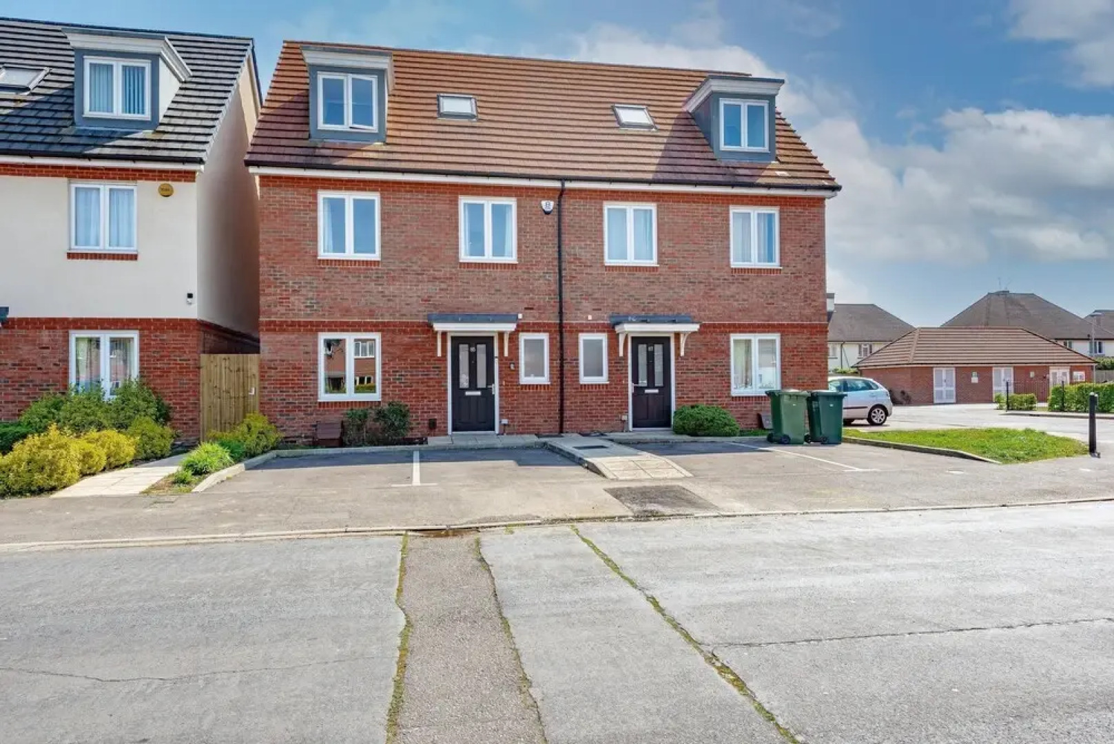 London Heathrow Living Serviced House 4 Bedrooms, 2.5 Bathrooms Up to 9 Beds