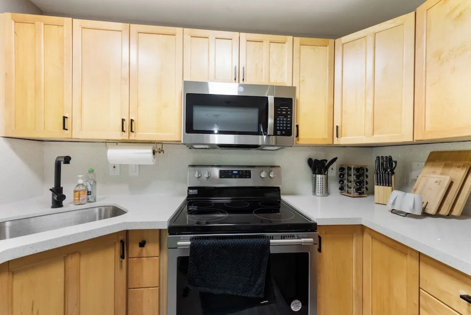 Cheerful Kirkland Home w/AC Big Yard, Walk to Beach