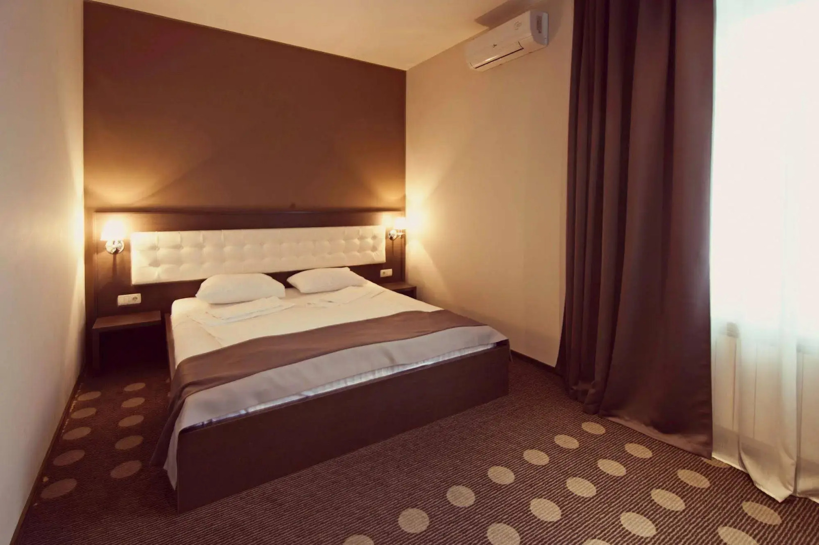 Отель Ambassador Plaza