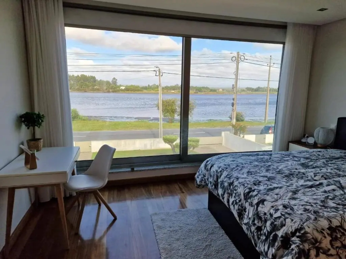 Family house with pool and beautiful river view