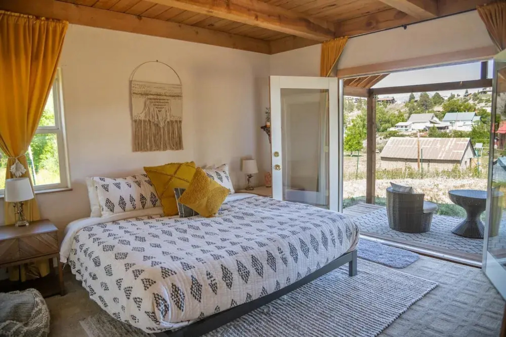 Pet Friendly Downtown Green Cabin Haven