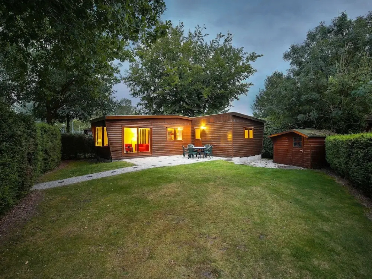 Cozy Wooden Chalet with Privacy near Nature