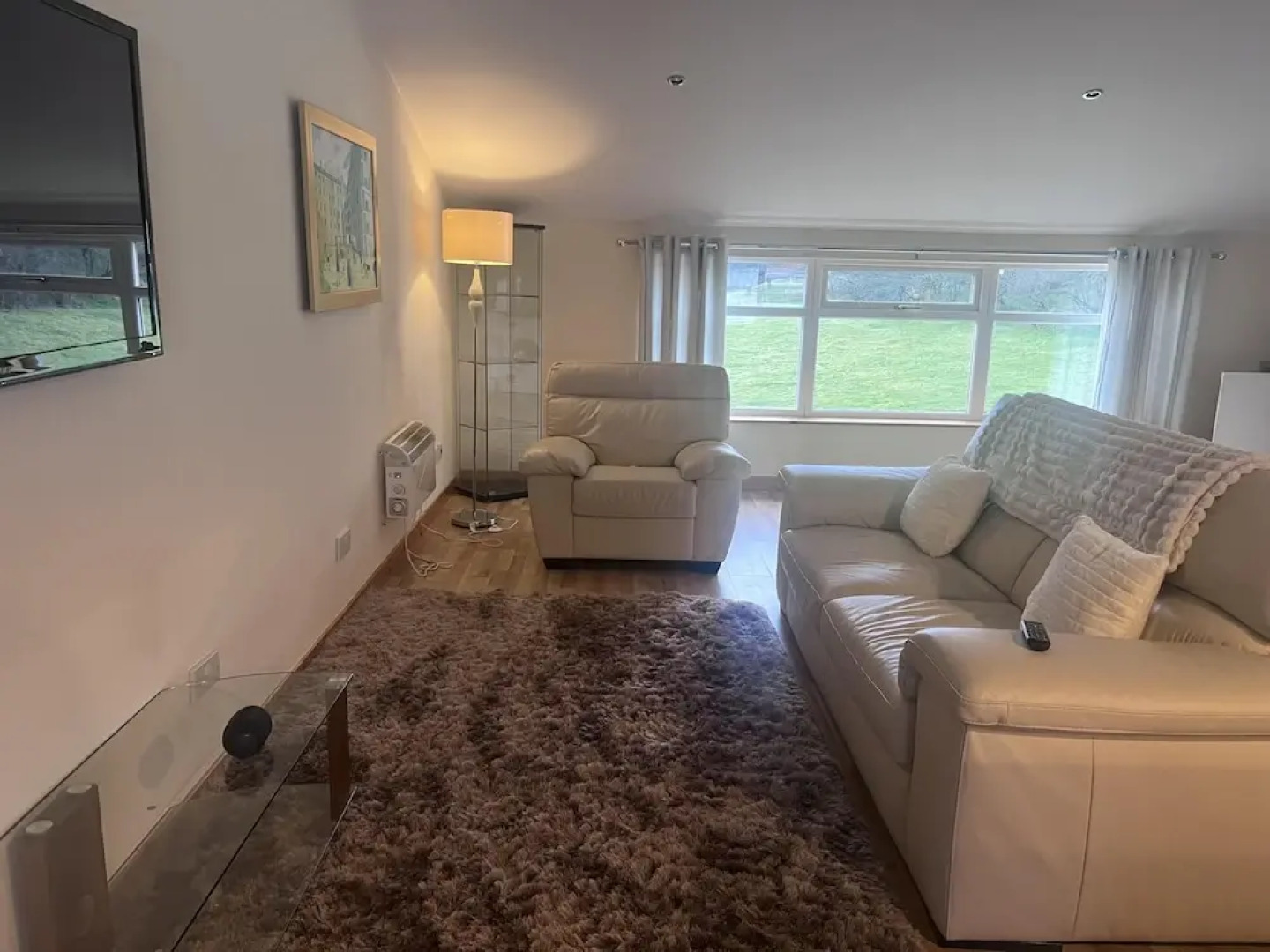 Captivating 2 Bed Apartment in Newhouse