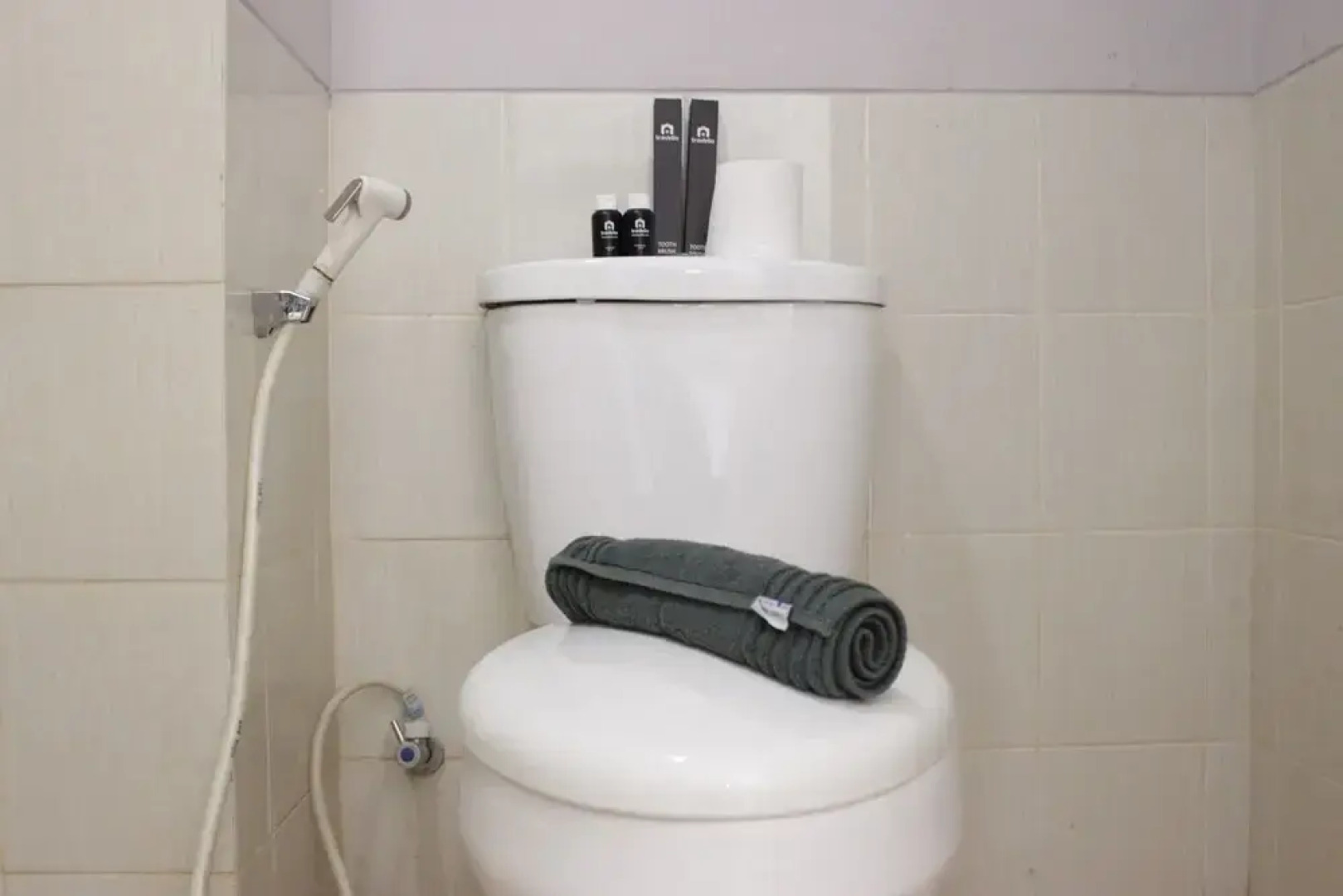 Relaxing Studio Apartment Easton Park Residence Jatinangor with Mountain View