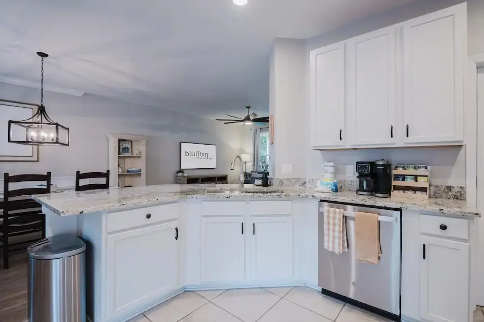 Lowcountry Lodge! In the Heart of Historic Old Town Bluffton SC