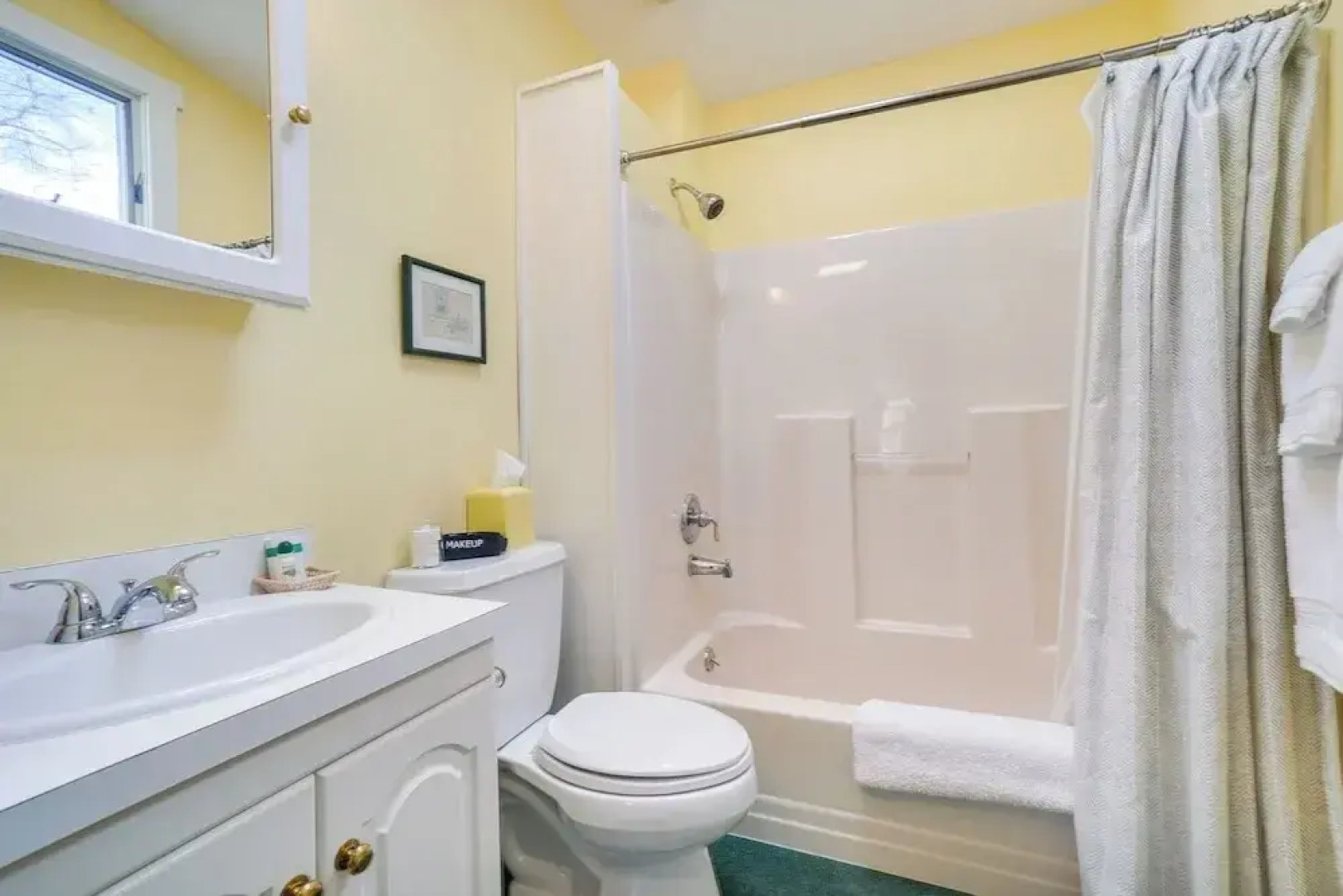 'the Porch House' Located in Historic Village