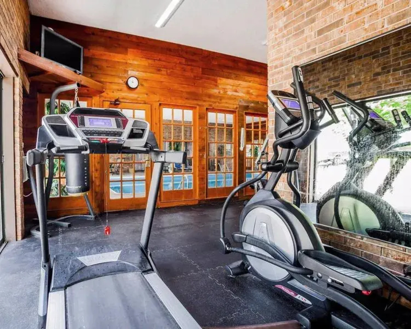 Suburban Studios Kansas City Airport North