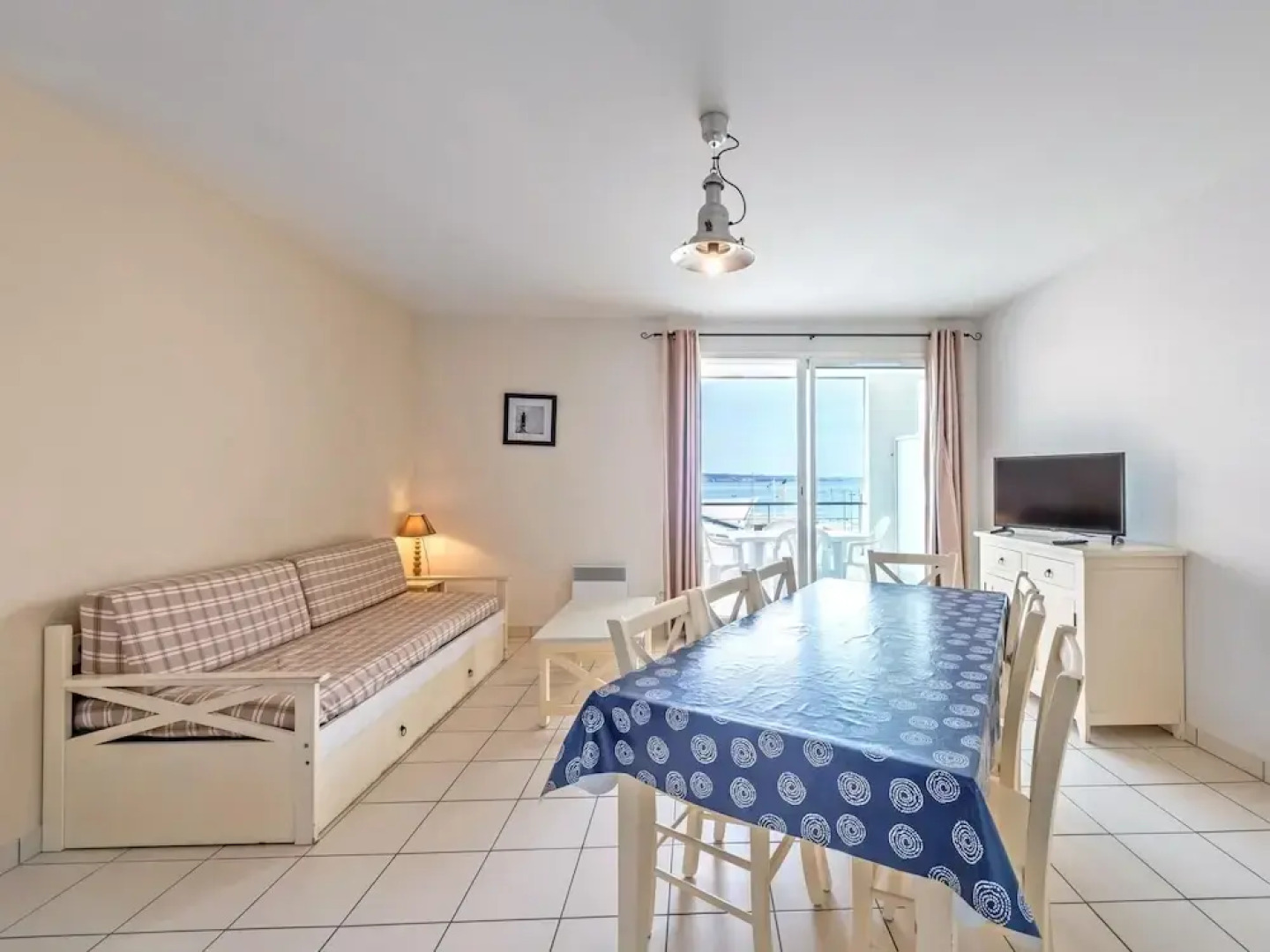 Flat by Pointe St-mathieu