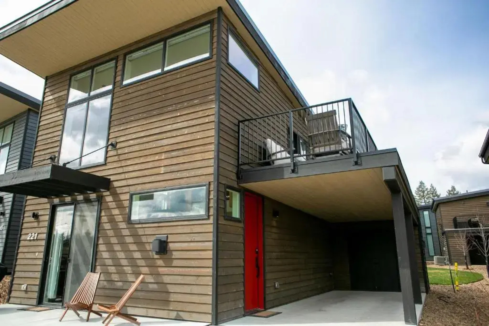 Modern Ski Chalet, 10mins to Skiing, Hot Tub & Mountain Views