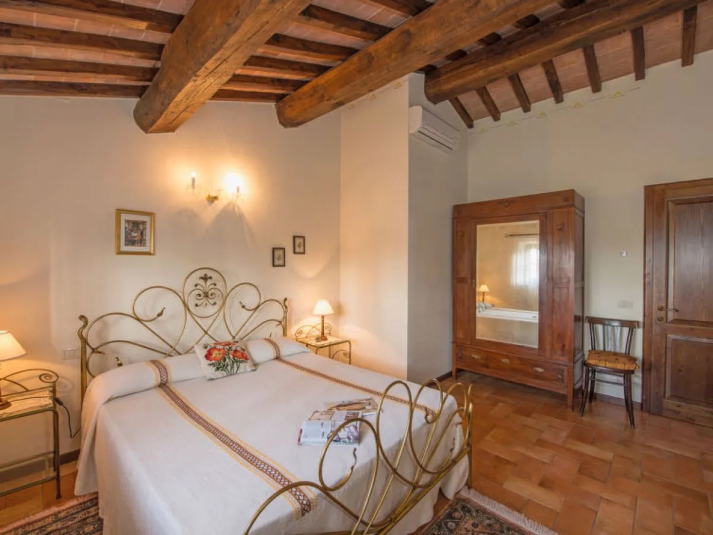 Hillside pretty Home 15695