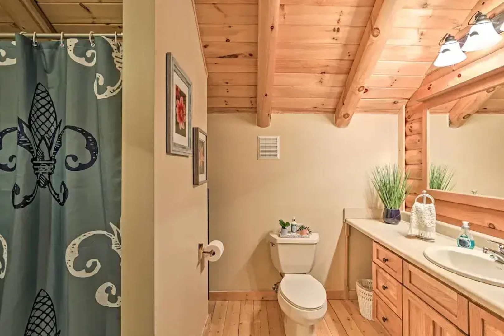 Quiet Cabin w/ Hot Tub ~ 15 Mi to State Parks!