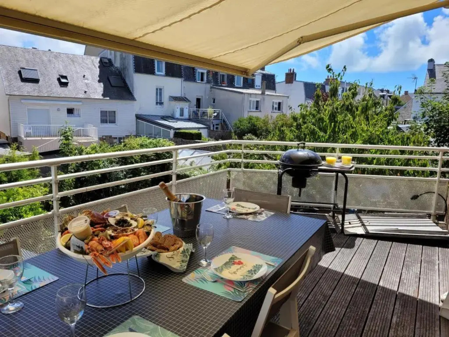 La terrasse, jacuzzi et vue mer à 100m de la plage