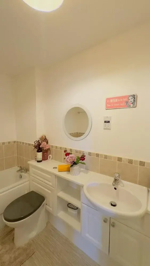 Apartment-2br-parking-walk to Town-near Beach-wifi