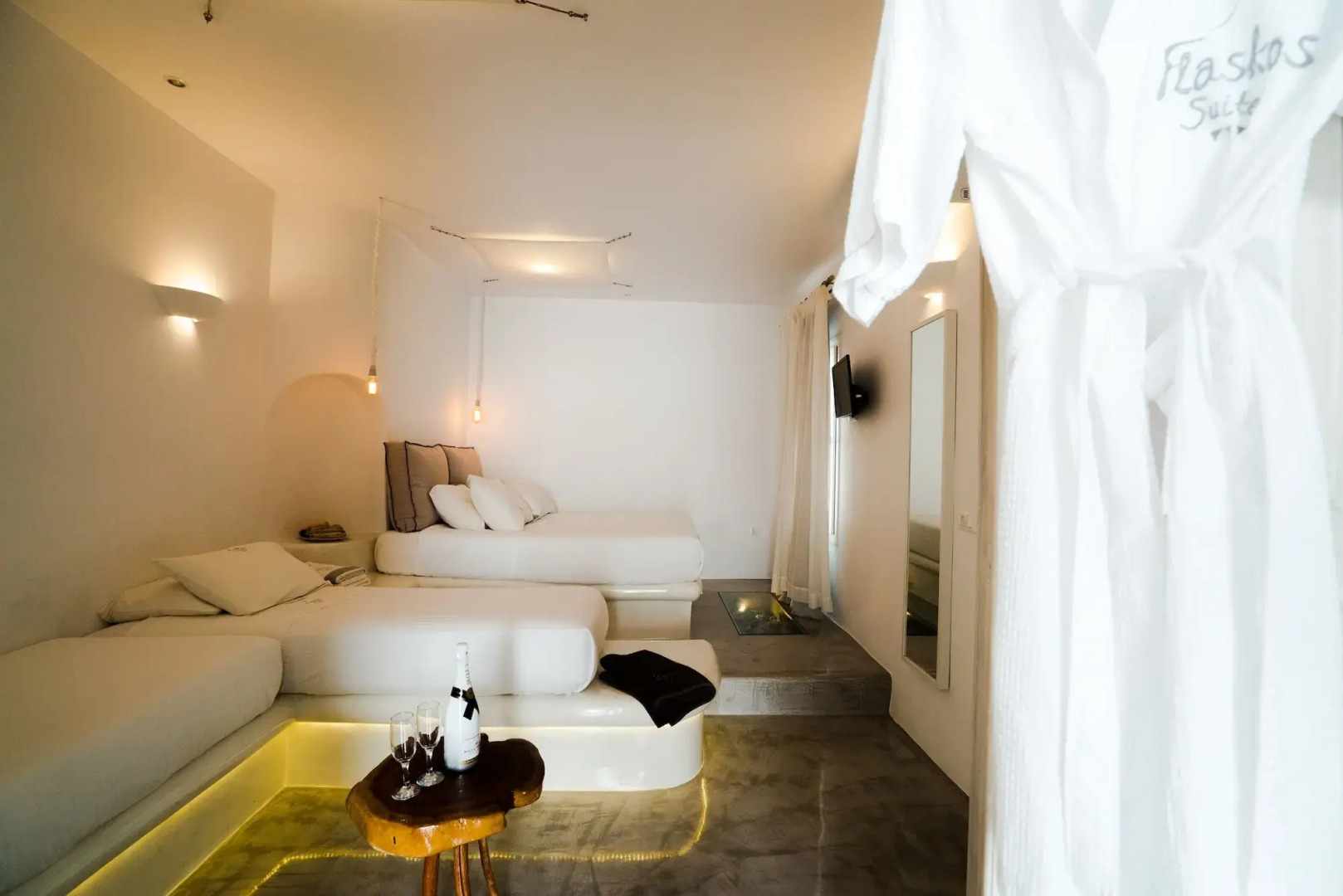 Flaskos Luxury Suites