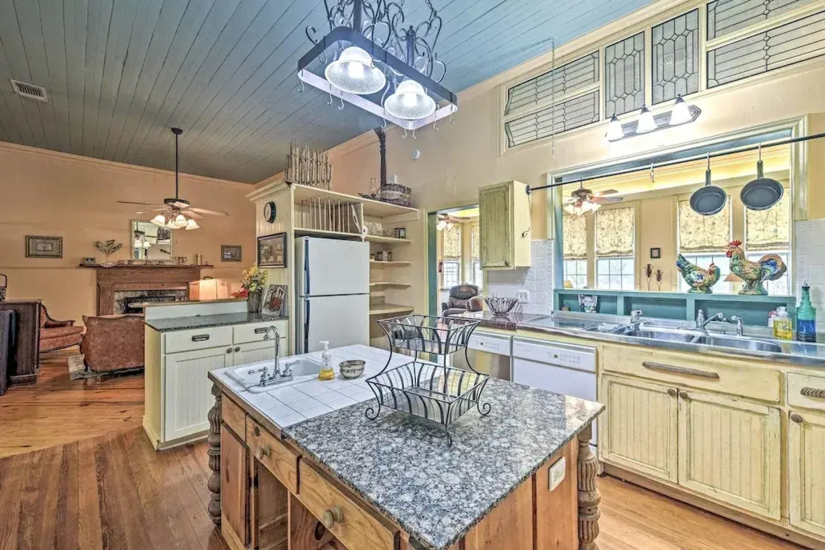 The Lilly House: Historic Glen Rose Home w/ Porch!