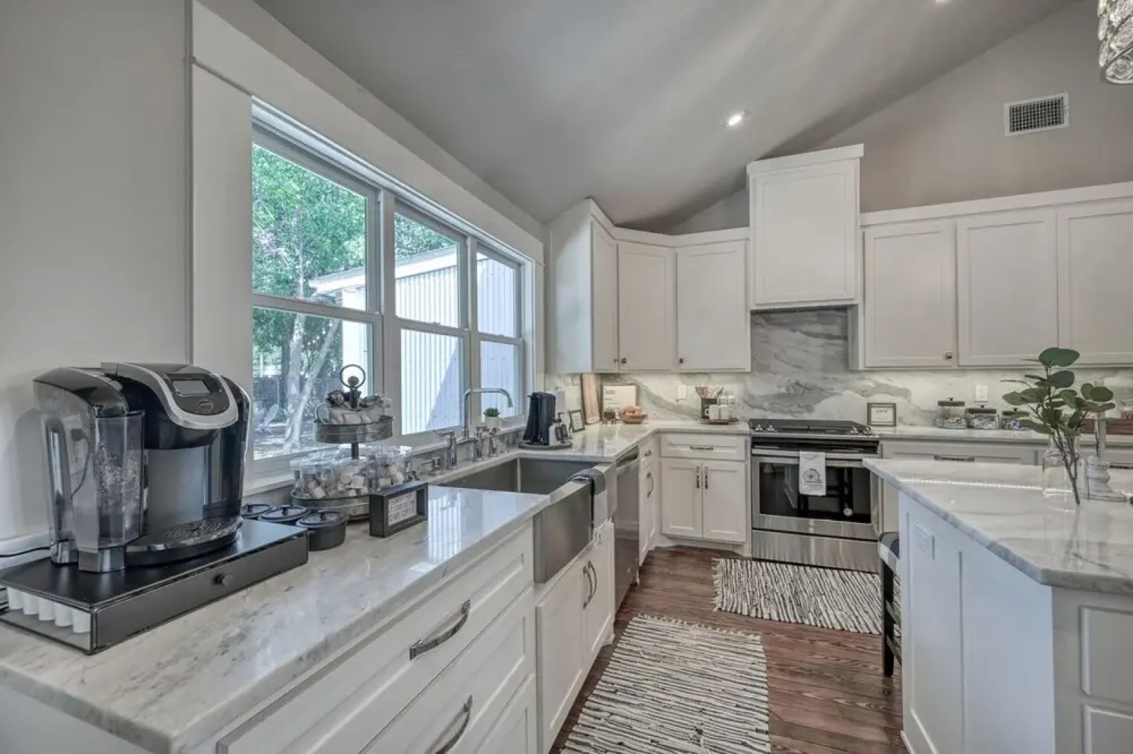 Modern Luxurious Home-w/game Room and Firepit!