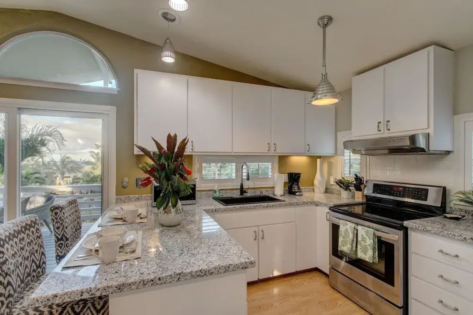 Hale Hokua O Nalu 3 Bedroom Home by Redawning