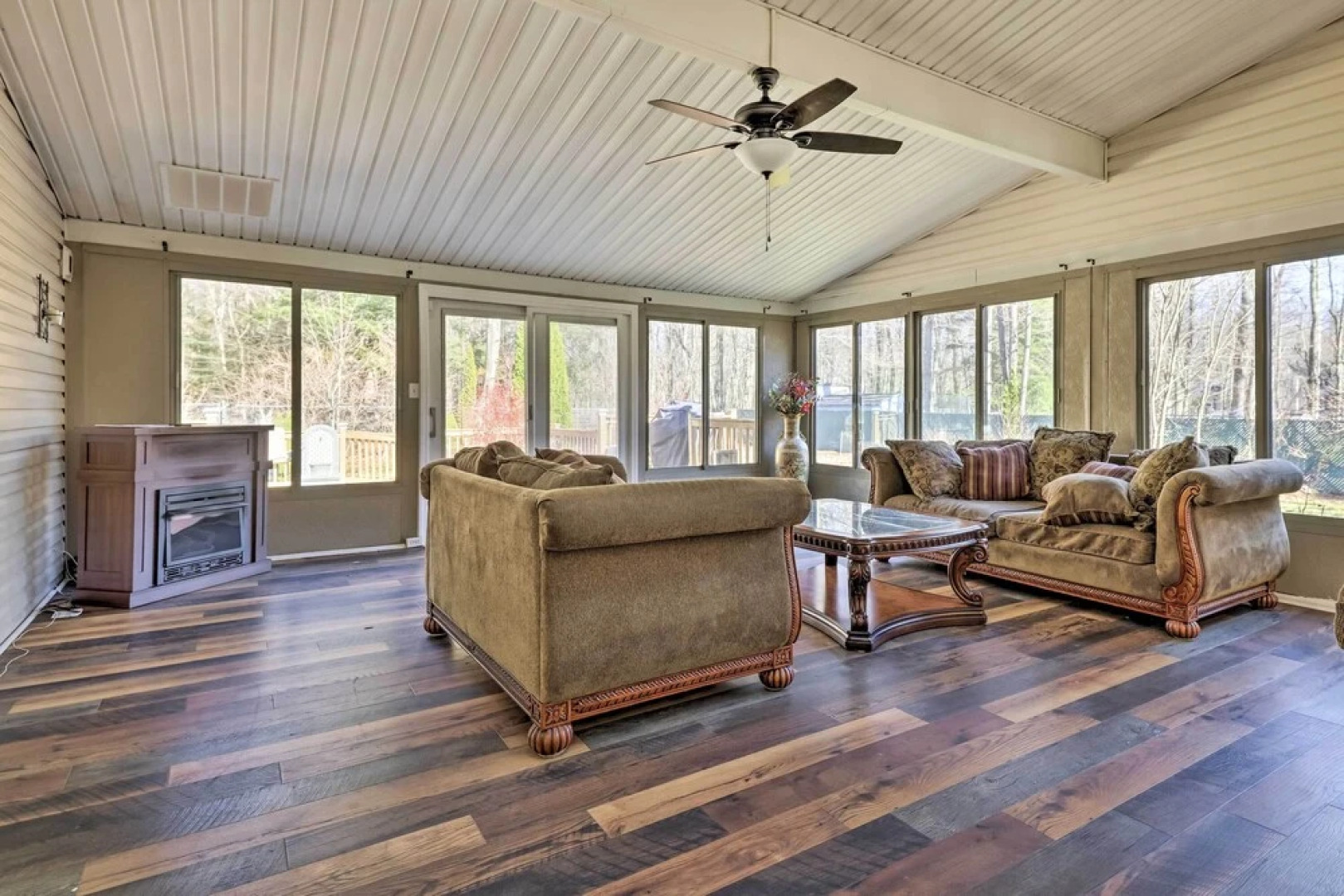 Long Pond Hideaway W/ Deck + Private Hot Tub!