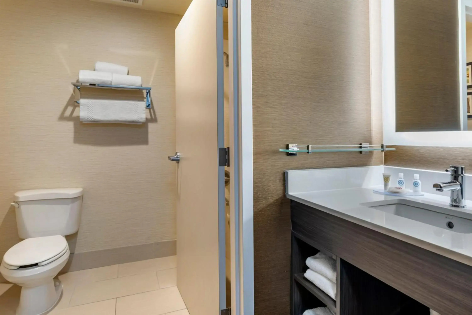 Comfort Inn & Suites North Dallas - Addison