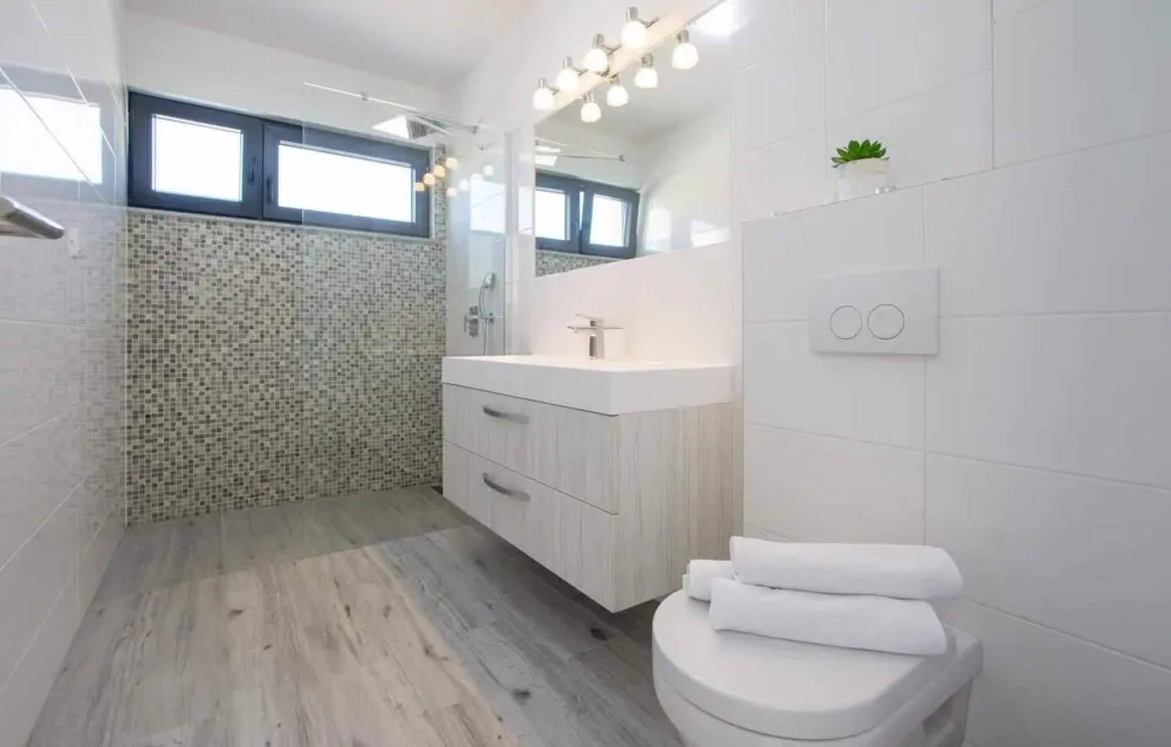 Nice Home in Kucine with WiFi, 4 Bedrooms & Hot Tub