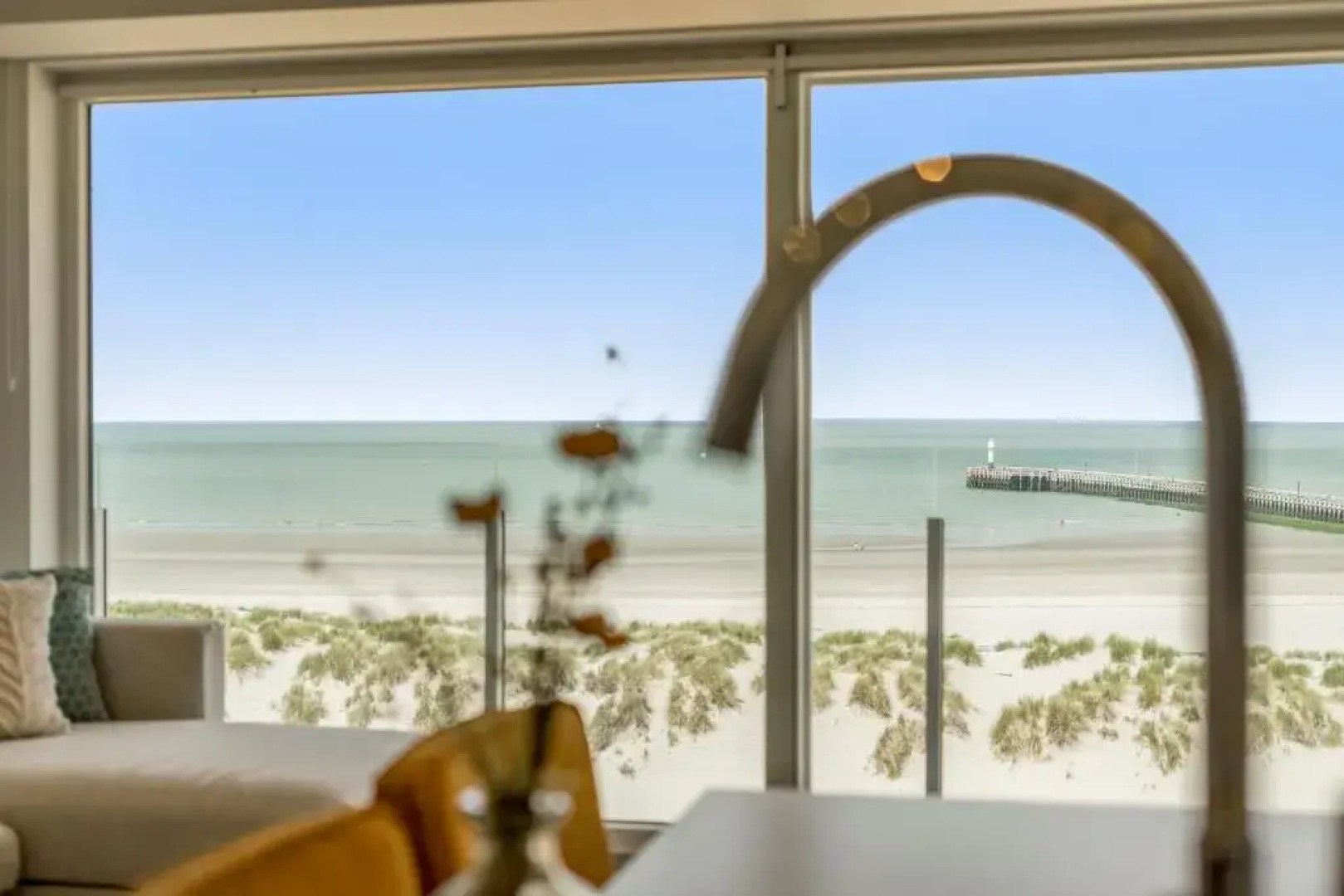 Moderne Studio Met Fantastisch Frontaal Zeezicht