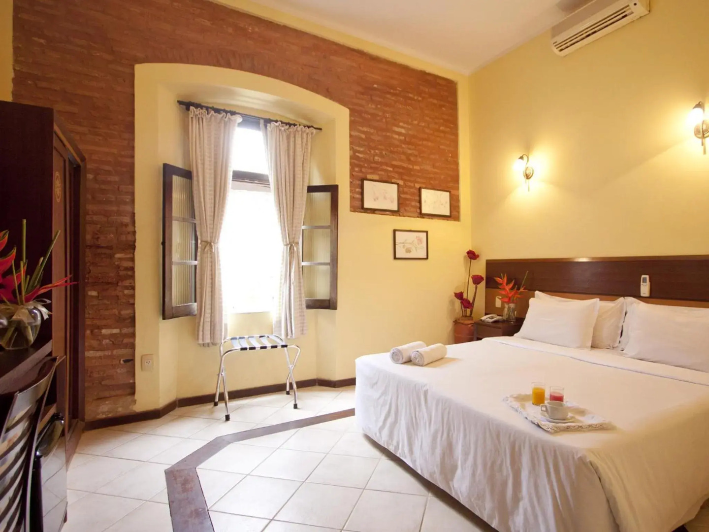 Solar do Carmo Suites & Apartments