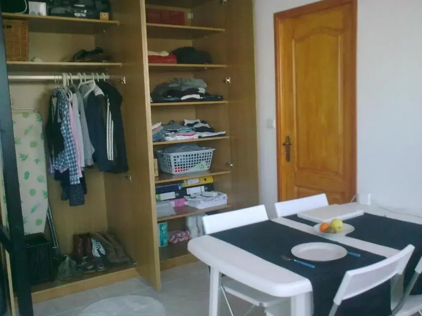 STUDIO CLIMATISE. Proche parking, commerces et mer