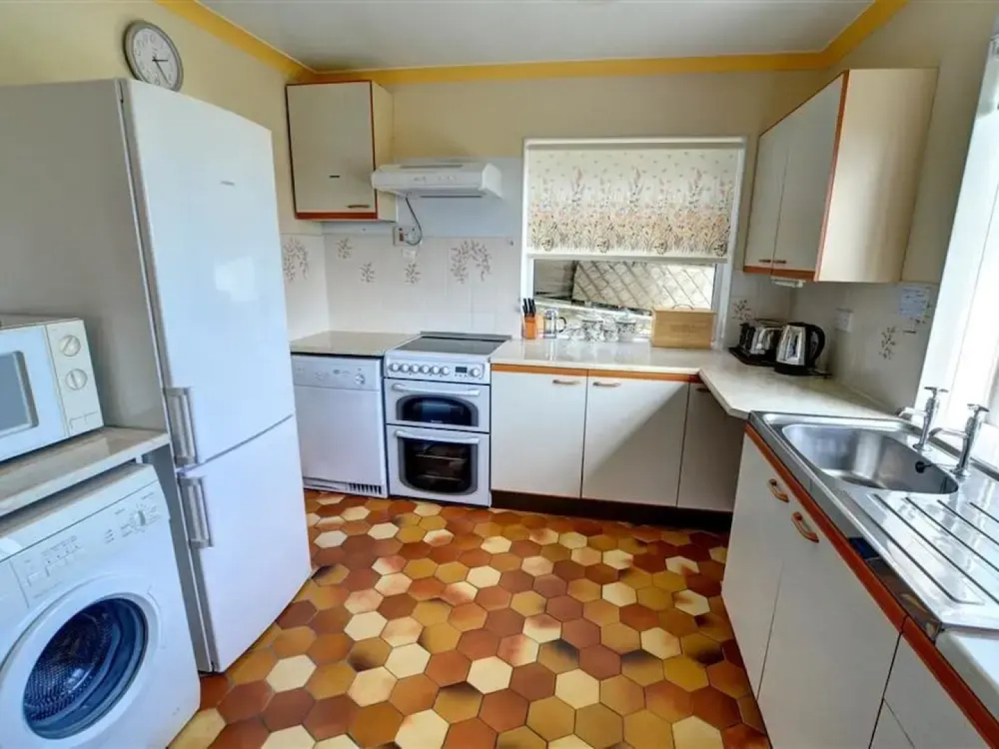 Ground-floor Apartment in Detached House set on 350-m Site