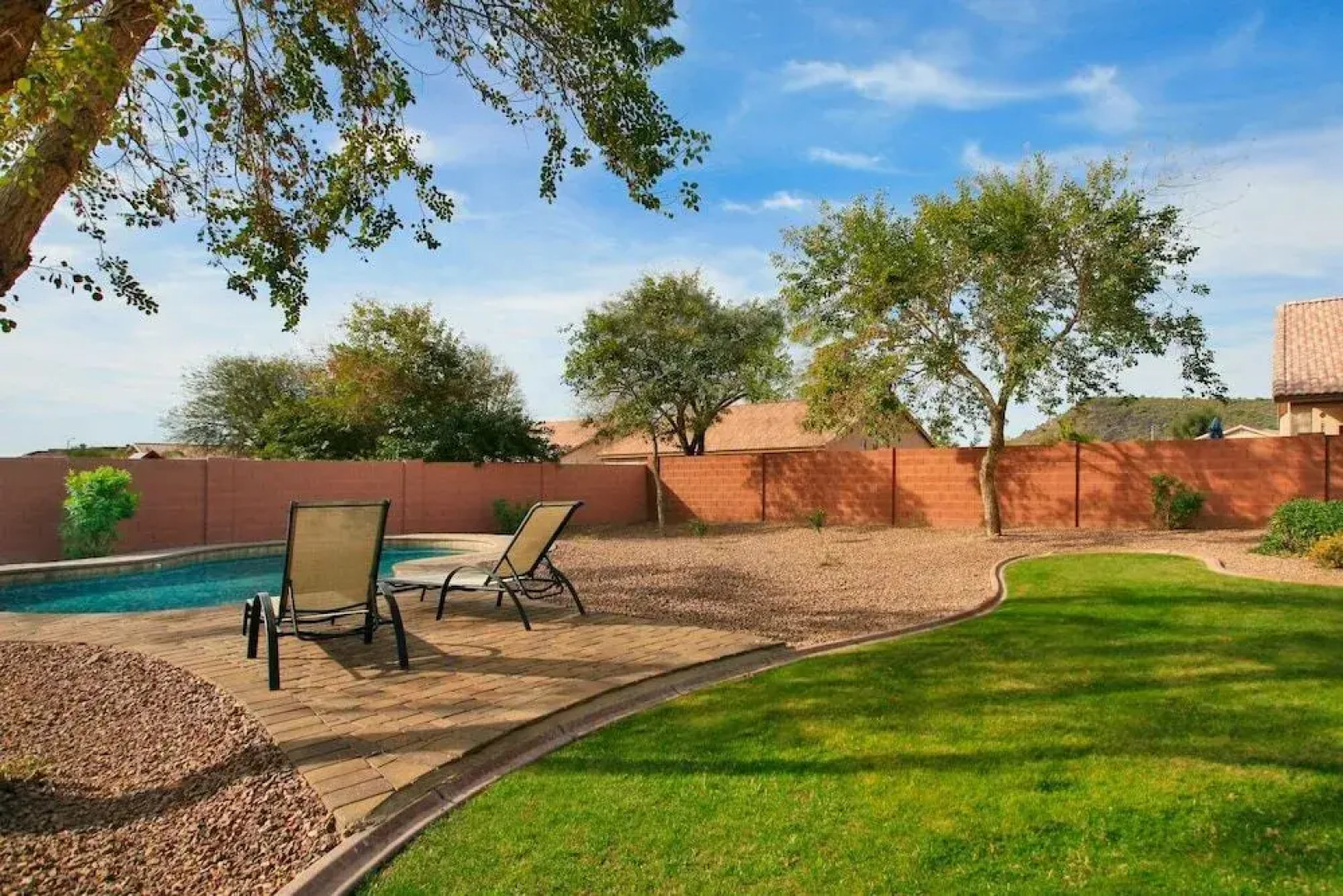 Near Great Shopping & Dining! Pool Table & Games!