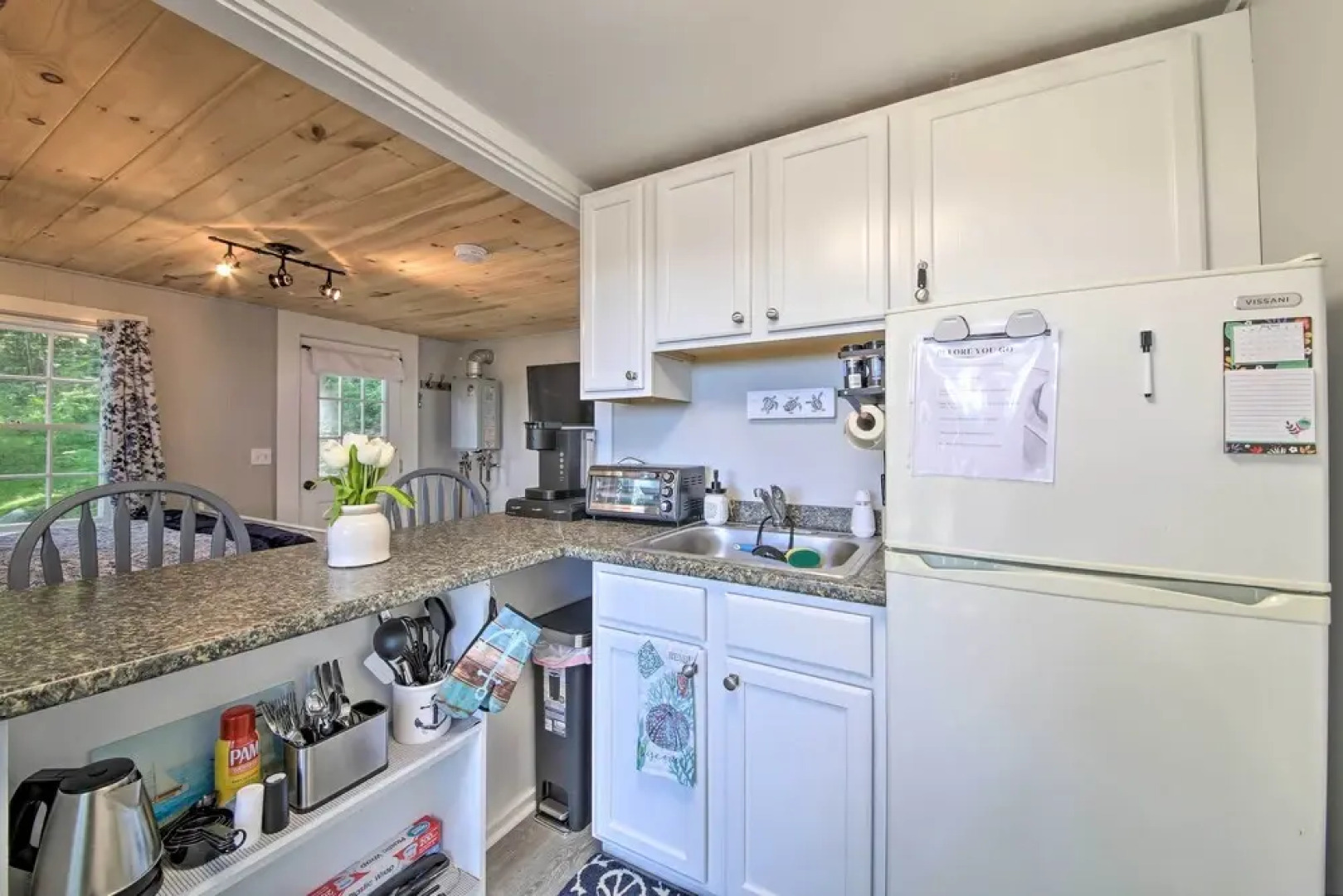 Lush Edgecomb Studio Cottage w/ Fire Table!