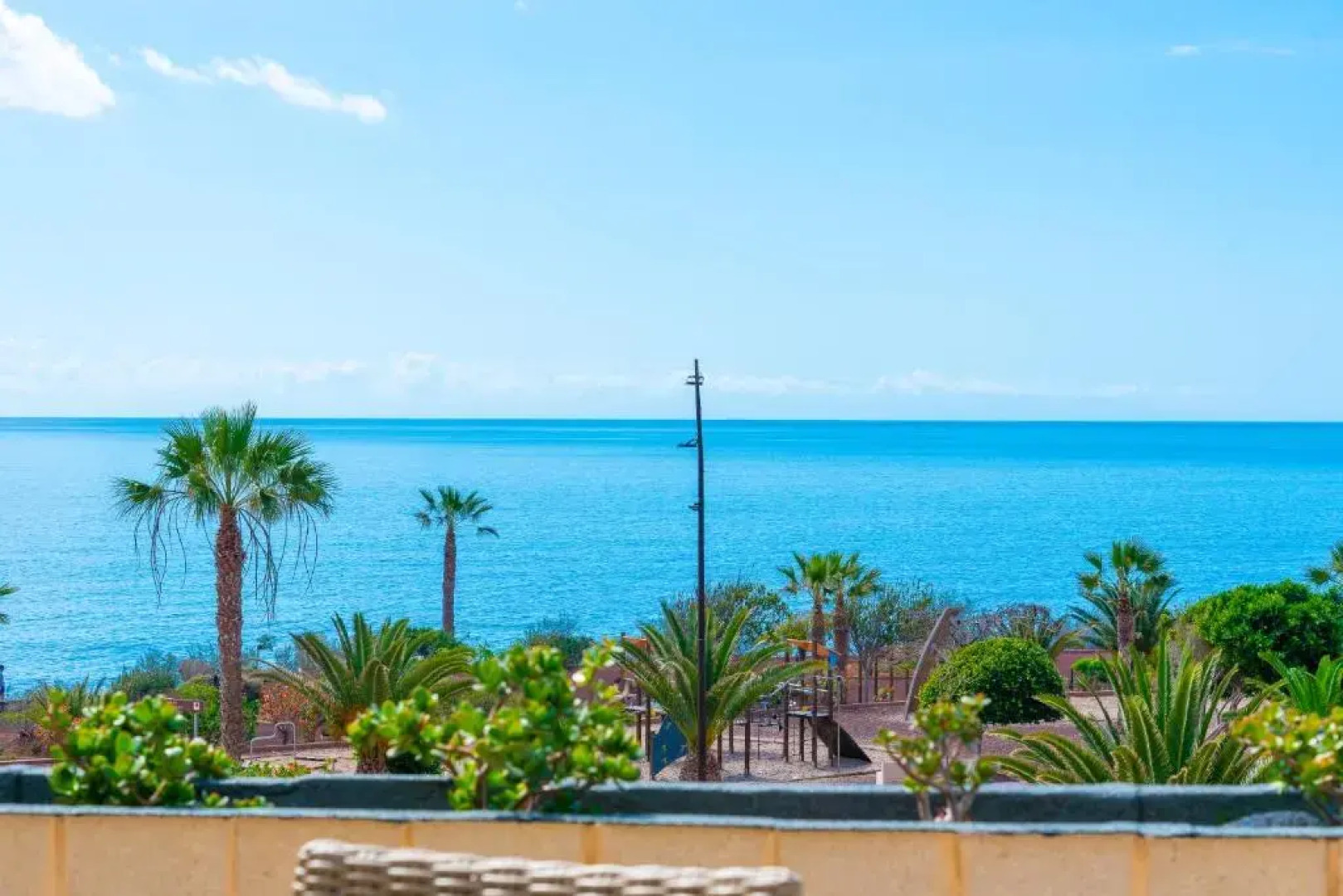 Beach apartment with terrace and private parking