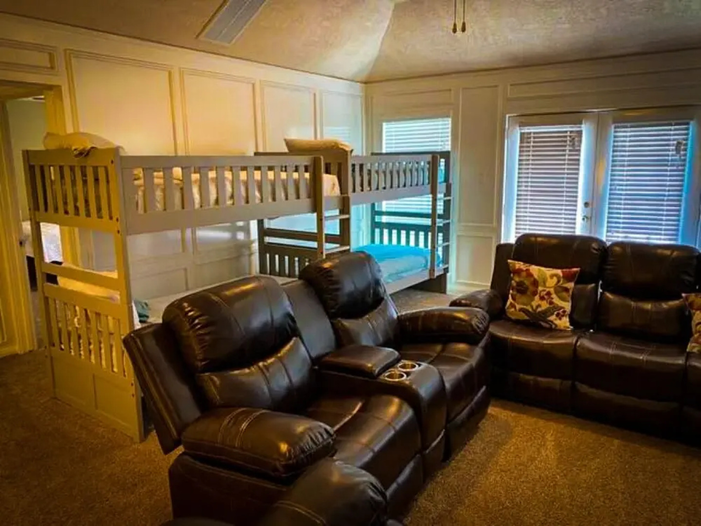 4Bdrm 3.5Bath 8Beds - Pool House