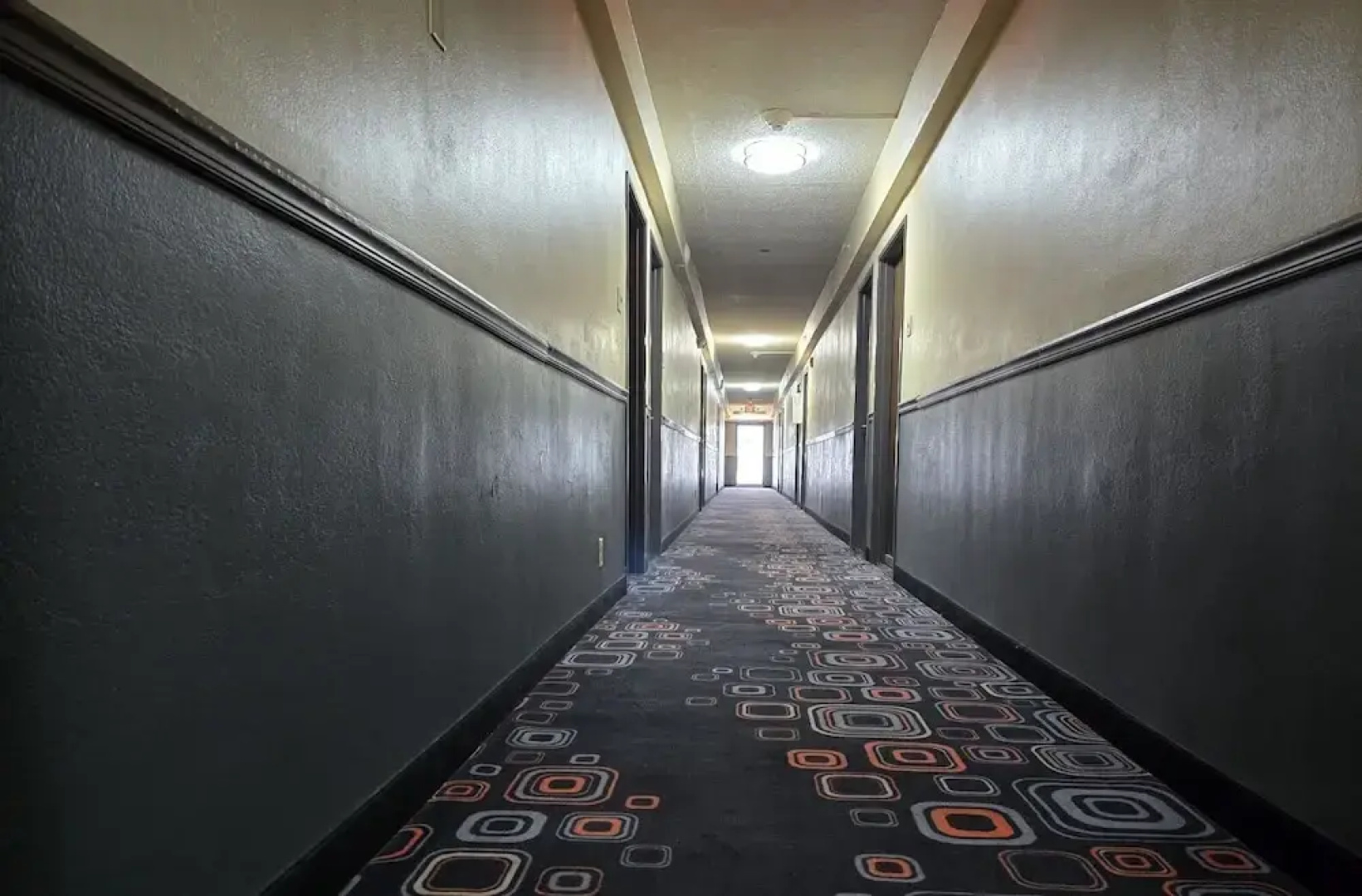 Econo Lodge Inn & Suites