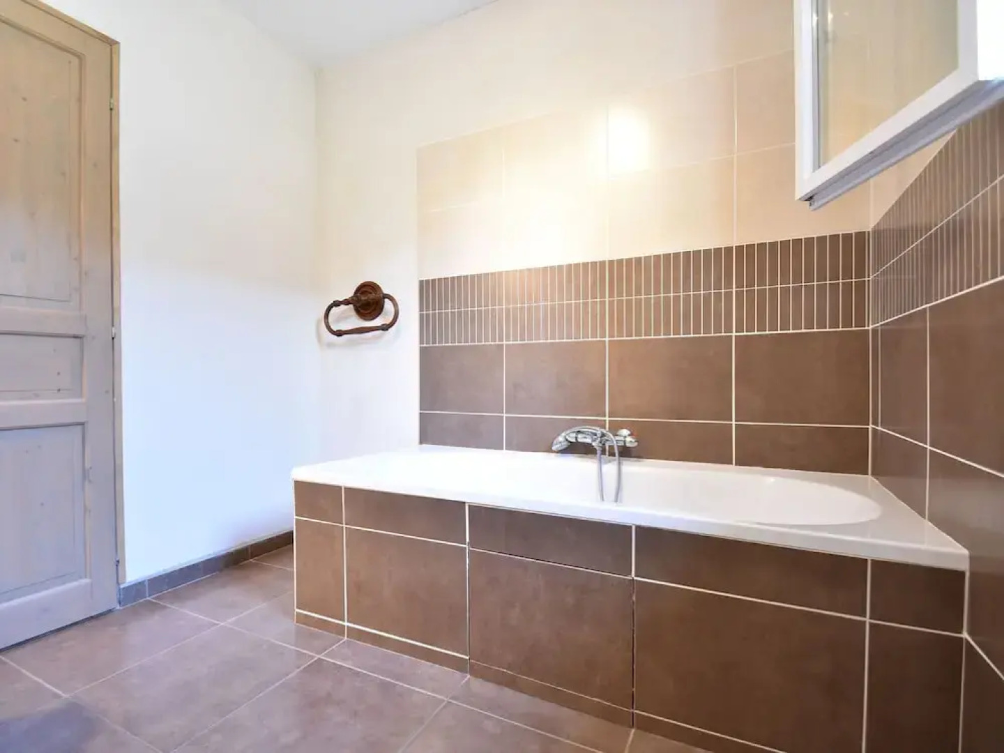 Spacious Villa in Vaison-la-Romaine with Swimming Pool