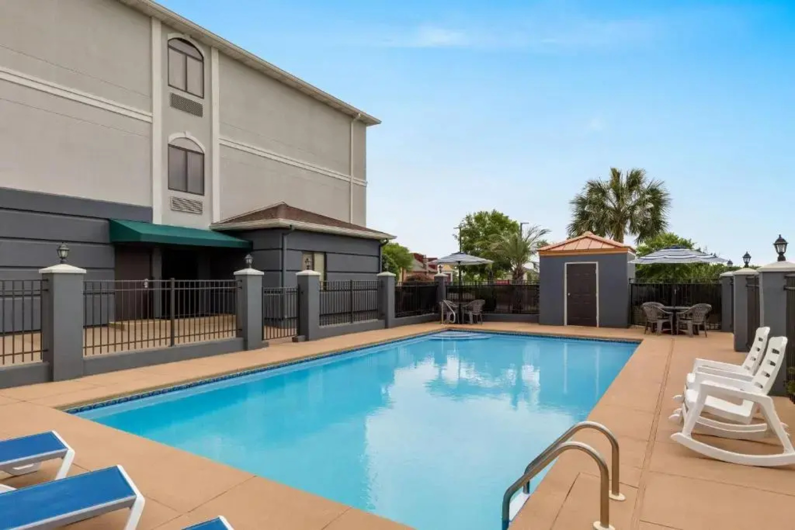 Days Inn & Suites Prattville-Montgomery