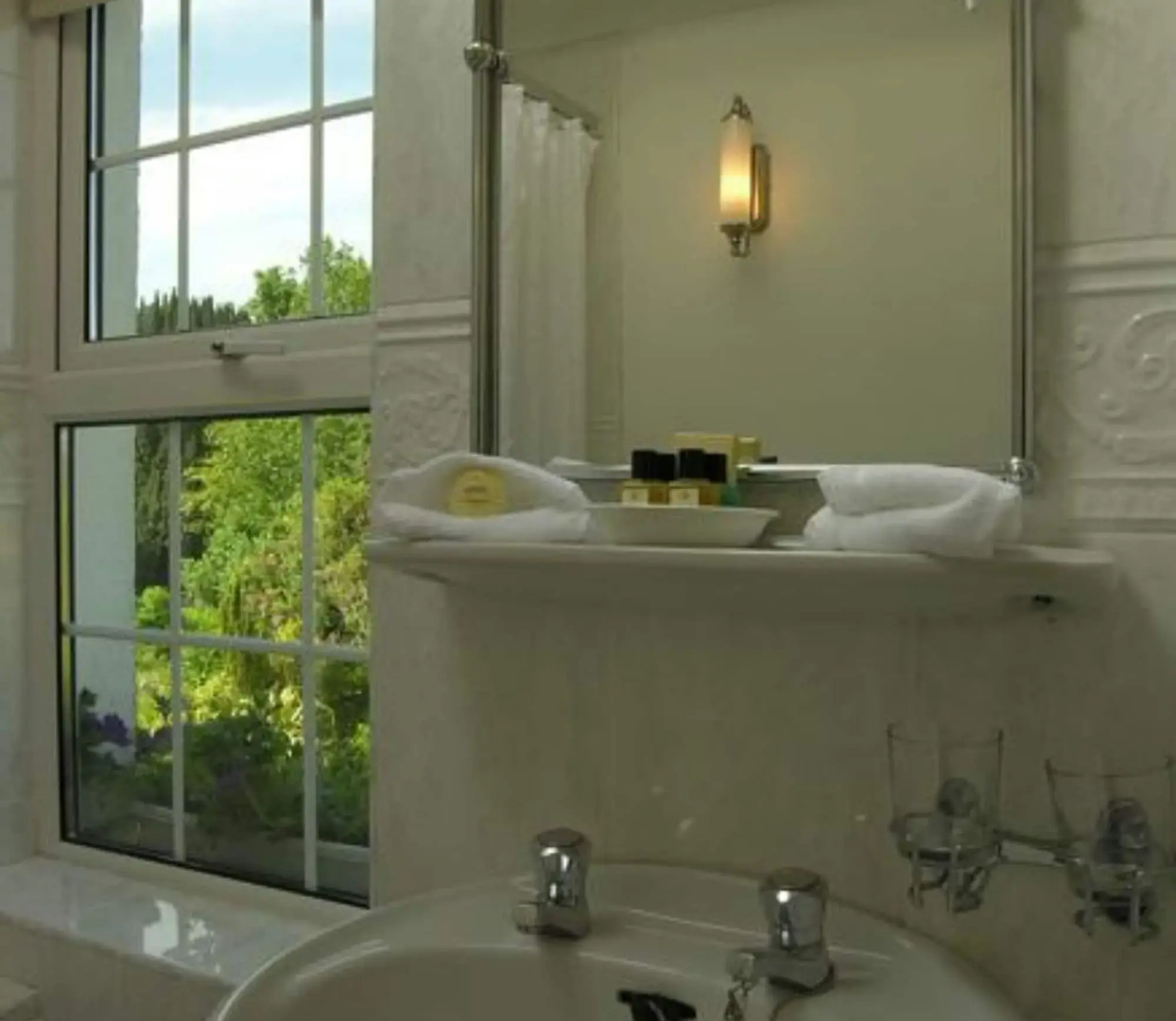 Ross Lake House Hotel