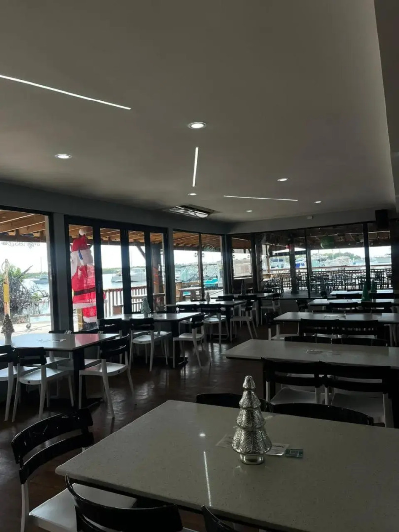 Full Moon Hotel & Restaurant