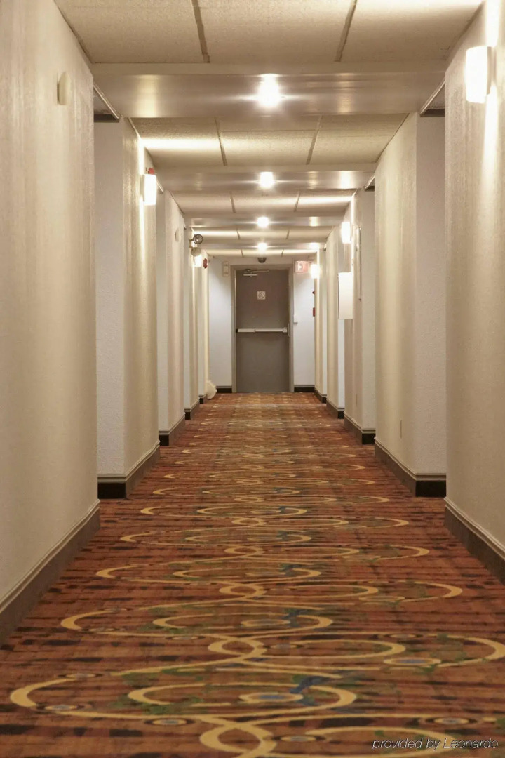 Colonial Square Inn & Suites