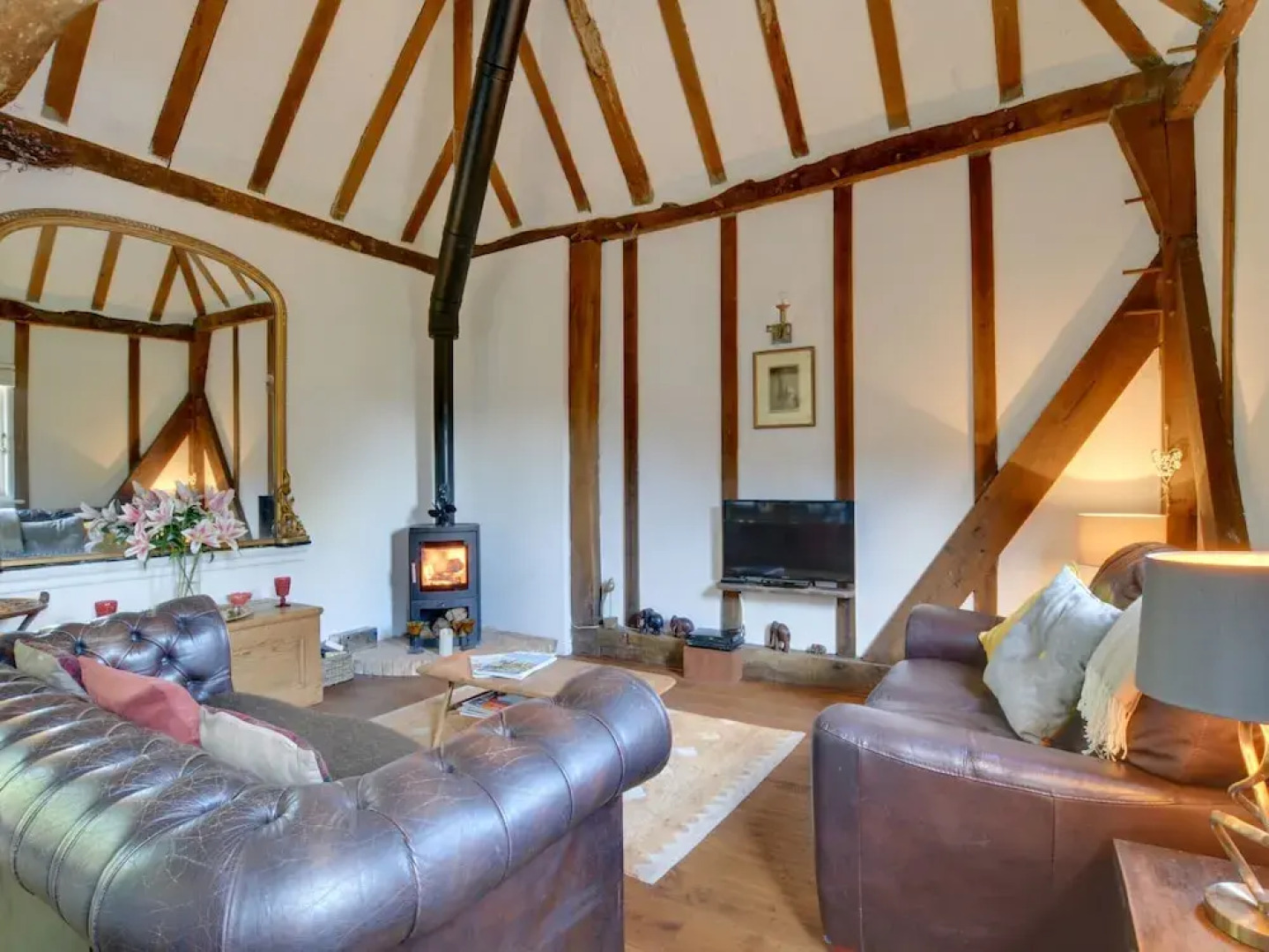 Converted Barn With Excellent Wooden Beams, High Ceiling and a Cosy Terrace