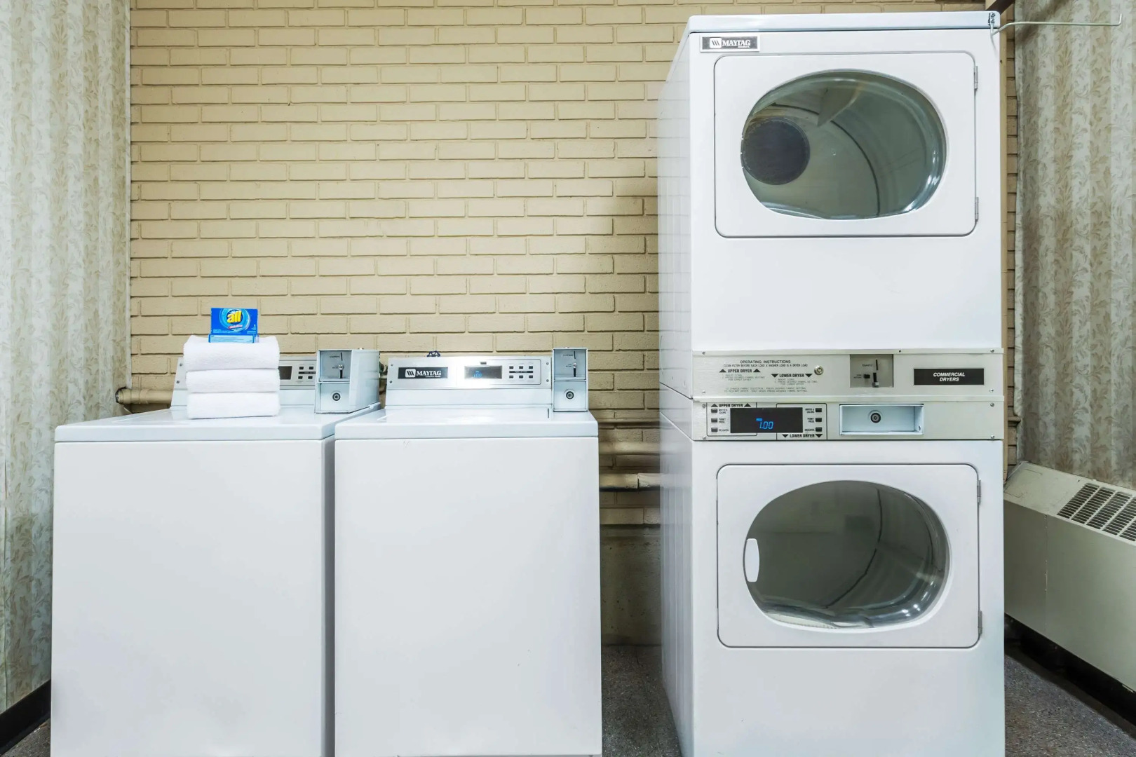 Days Inn & Suites by Wyndham Logan