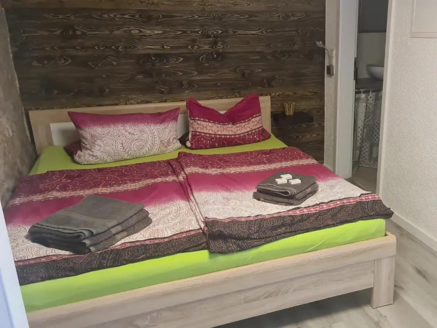 Sehr schöne, ruhig gelegene Ferienwohnung !!AB 3 TAGE!! in der Nähe des Thyssenkrupp Testturm zu vermieten