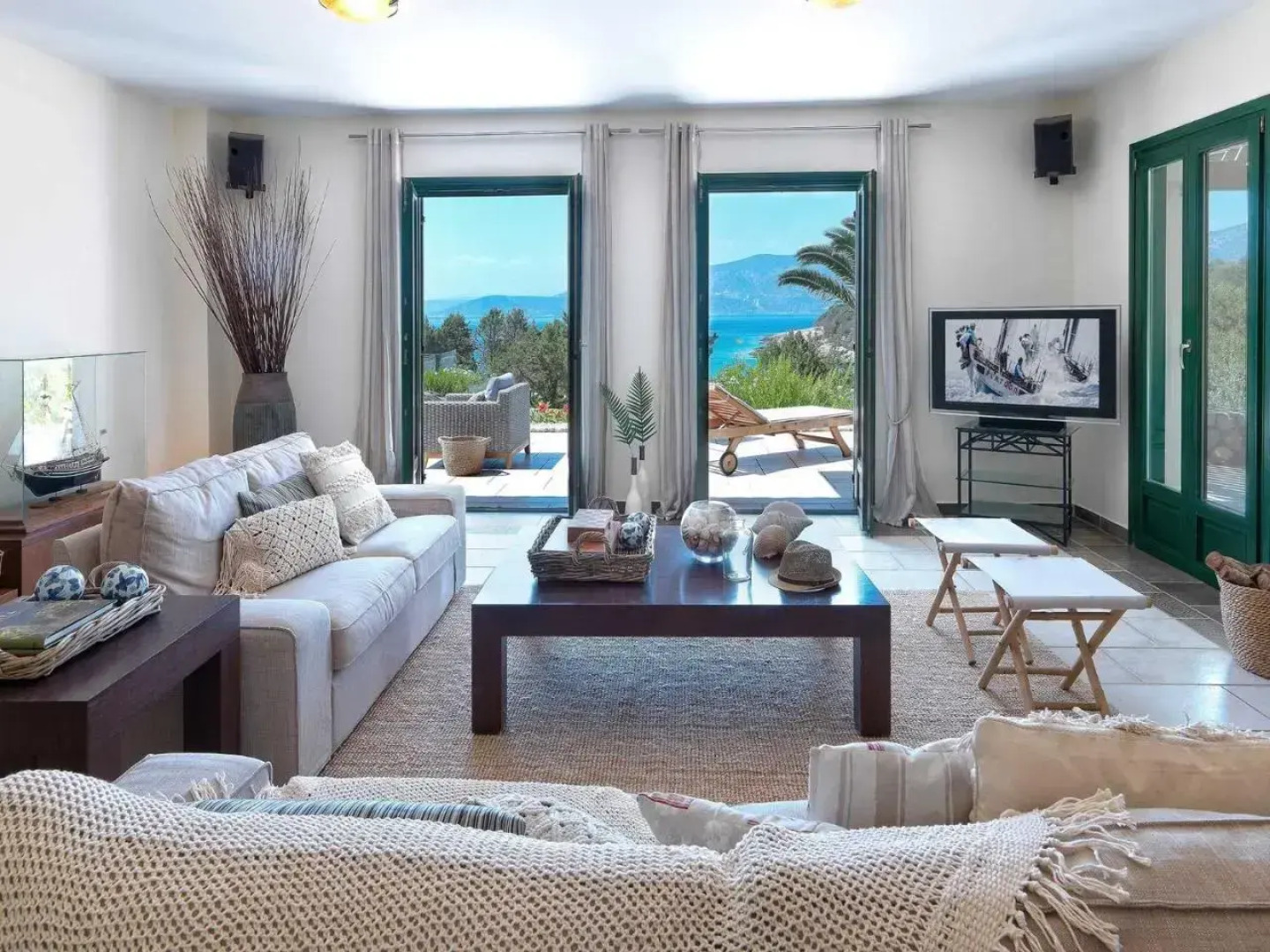 Villa Aria - Luxury Beachfront Villa with Pool and Tennis Court