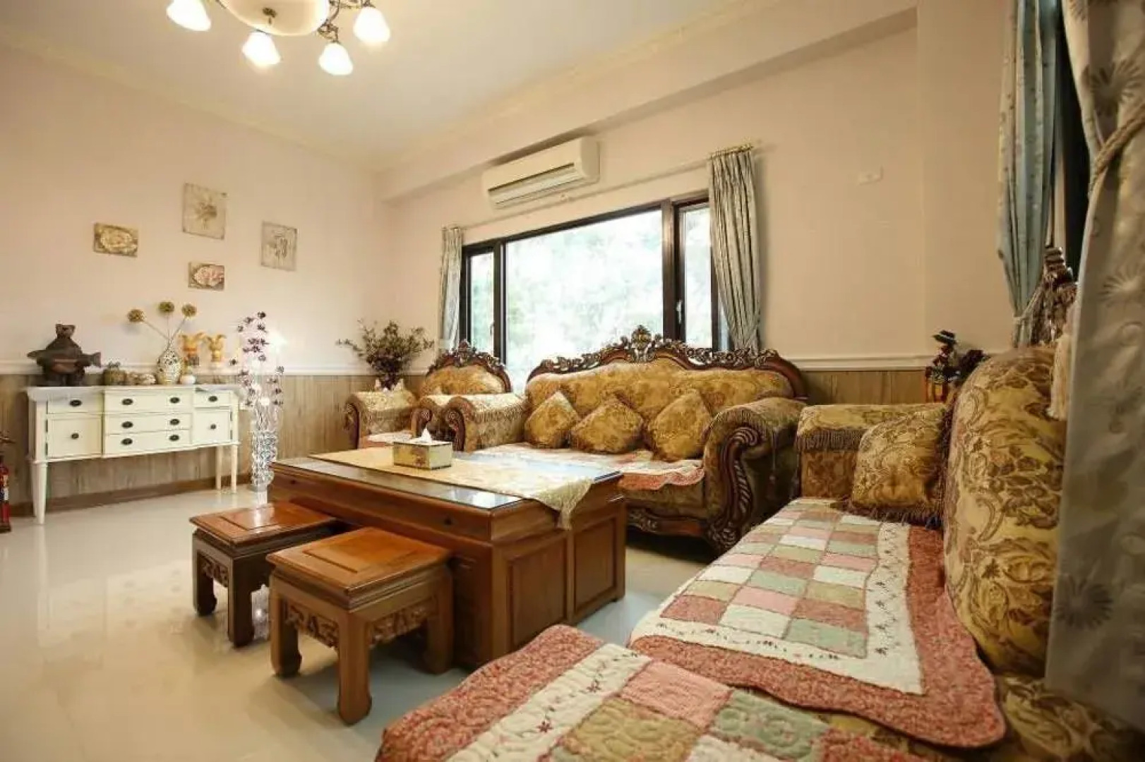 Textile Girl Romantic Homestay