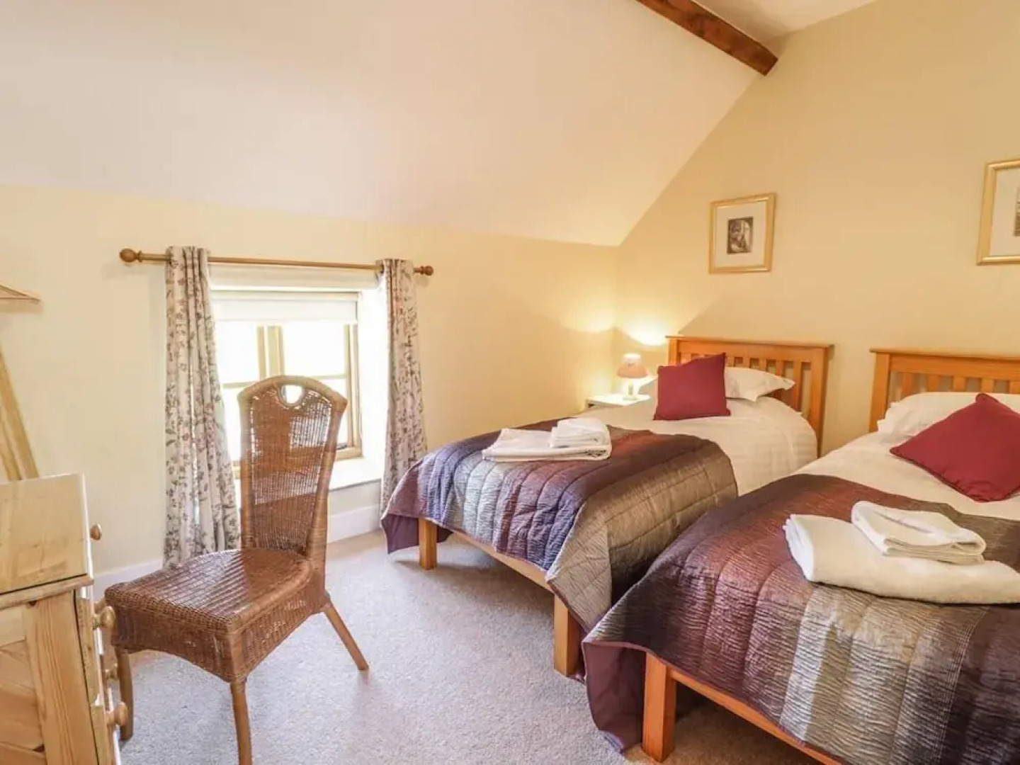Cosy Barn - Sleeps 8, Hot Tub & Countryside Views