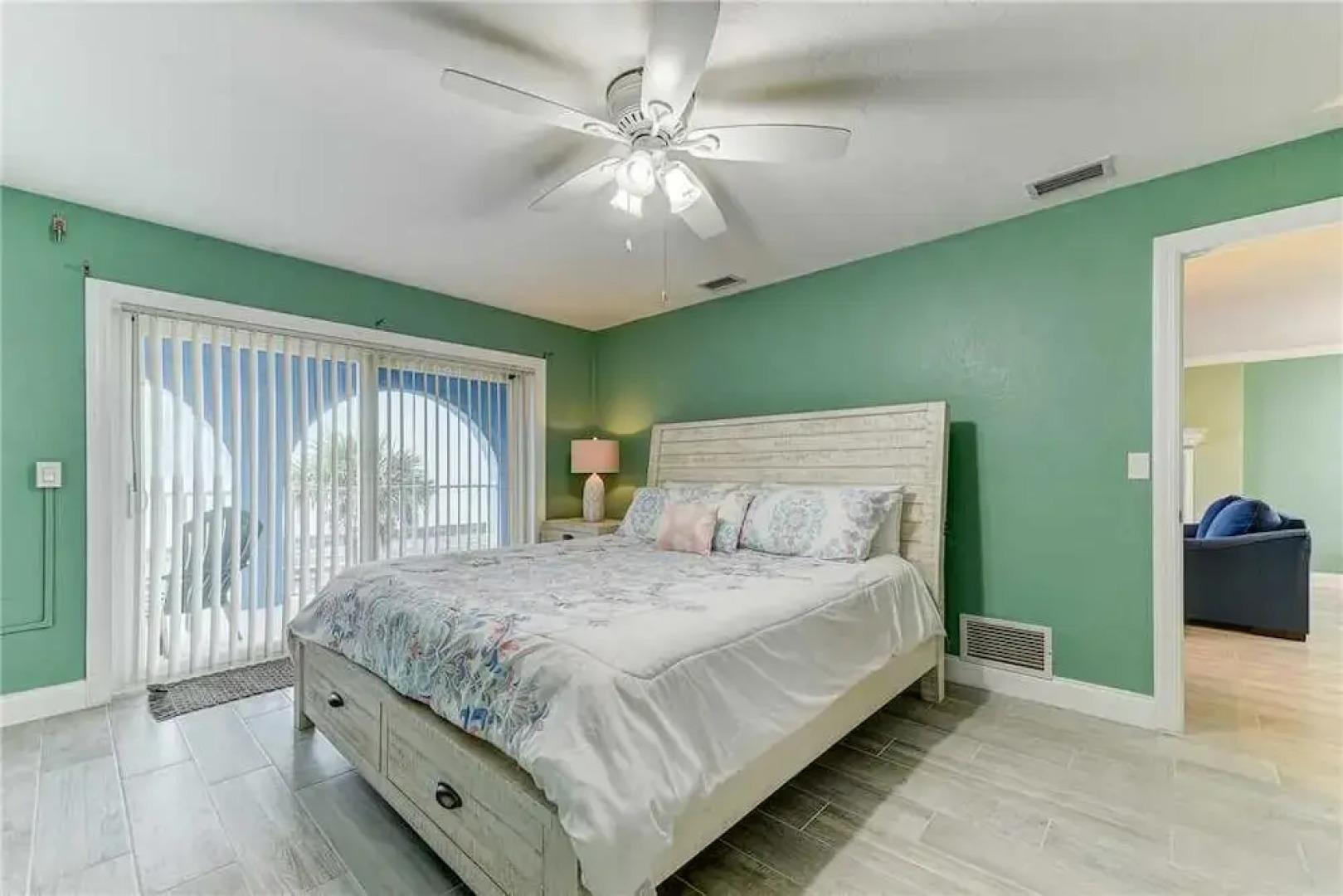 Island Retreat Upper B, Ocean Front, 2 Bedrooms, Sleeps 6