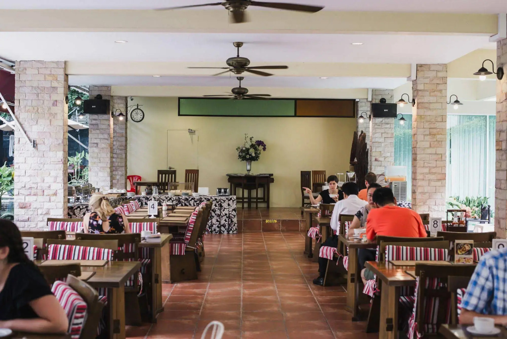 Feung Nakorn Balcony Rooms and Cafe