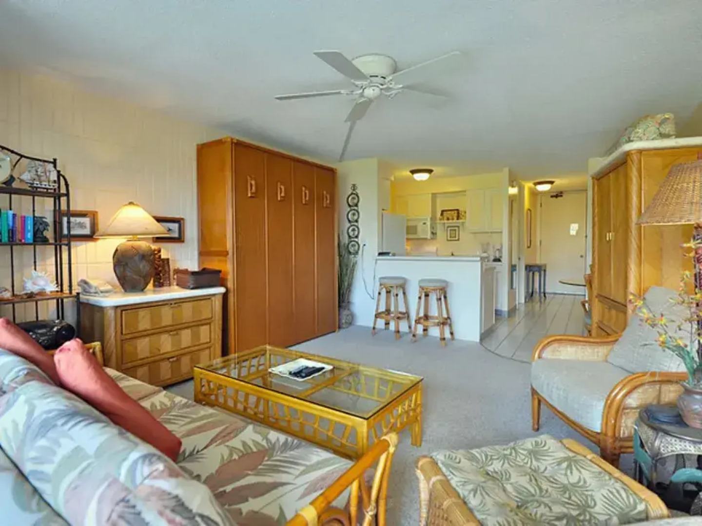 Lahaina Shores #522 Studio Bedroom Condo by RedAwning